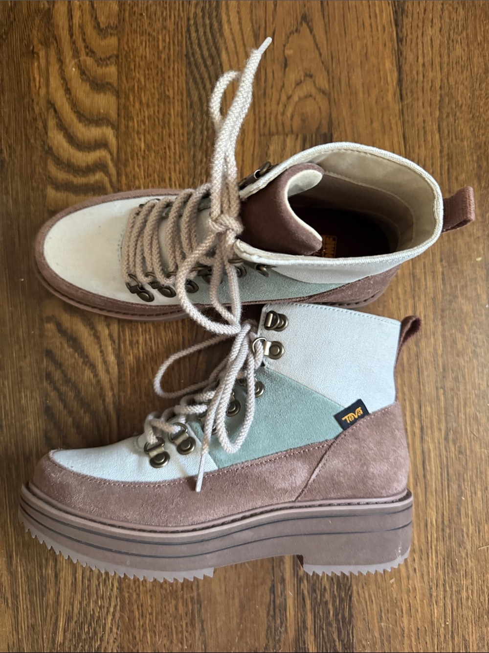 NWOT Teva Women's Two-Tone Lace-Up Platform Hiker Boot in Taupe and Light Blue